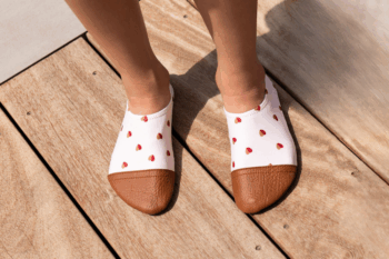 Chaussons souples au motif petits cœurs bicolores