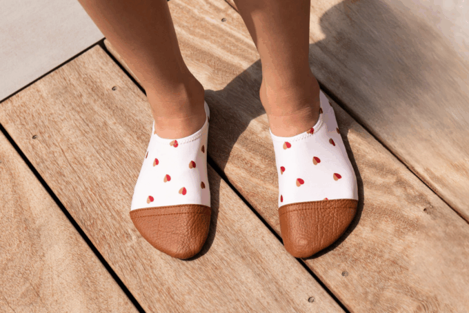Chaussons souples au motif petits cœurs bicolores