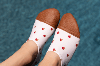 Chaussons souples blanc à motifs cœurs bicolores