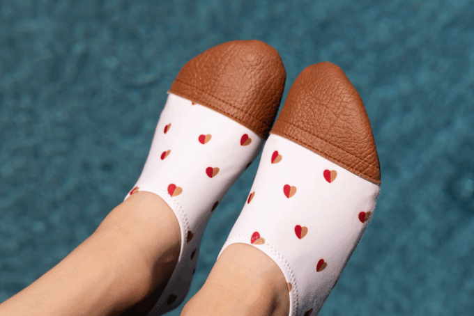 Chaussons souples blanc à motifs cœurs bicolores