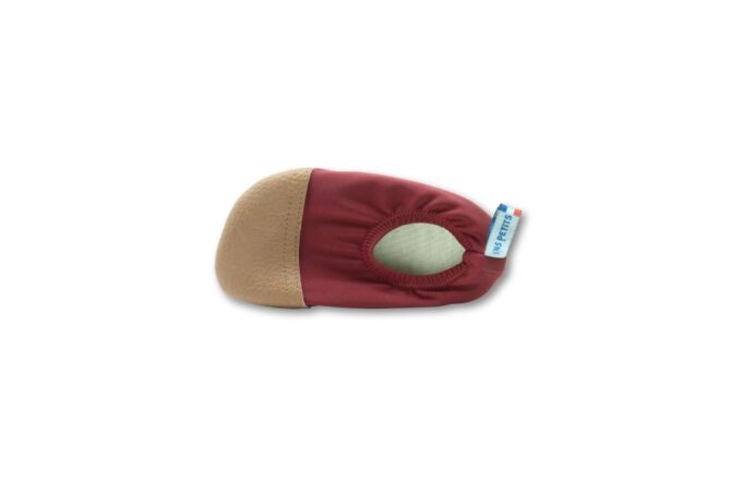 Chaussons couleur cherry souples sur fond blanc