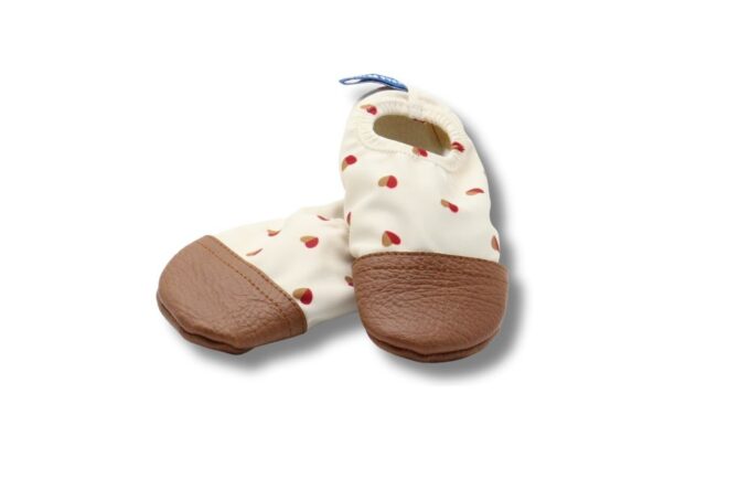 Chaussons souples petits cœurs bicolores sur fond blanc