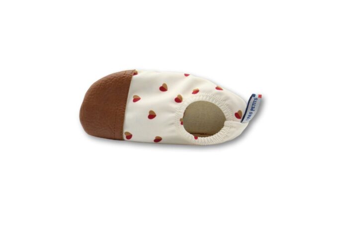 Chaussons blancs au motif petits cœurs bicolores sur fond blanc