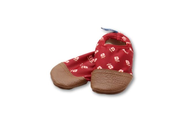 Chaussons souples rouges au motif coquelicots sur fond blanc