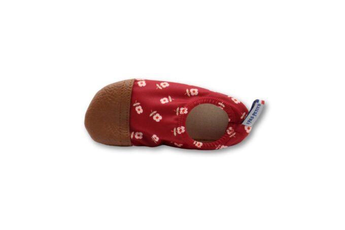 Chaussons souples rouges au motif petits coquelicots sur fond blanc