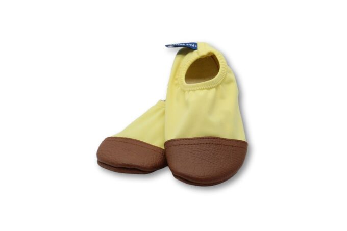 Chaussons souples couleur jaune sur fond blanc