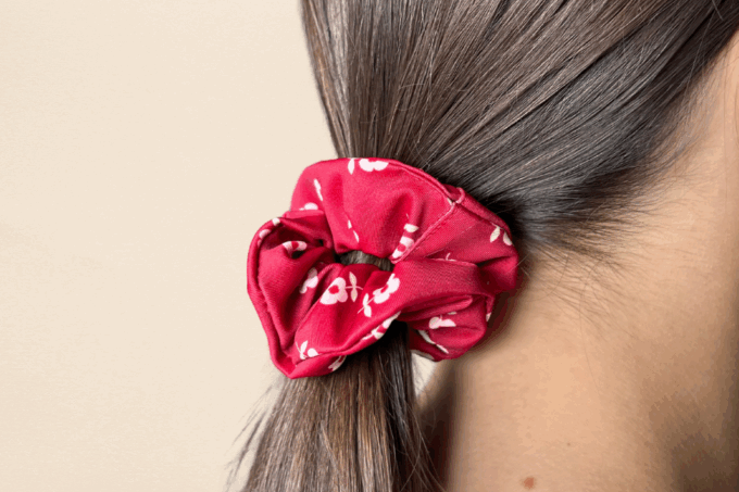 Chouchou dans les cheveux au motif petits coquelicots