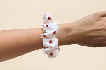 Chouchou au poignet au motif petits cœurs bicolores