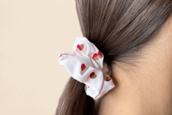 Chouchou dans les cheveux au motif petits cœurs bicolores