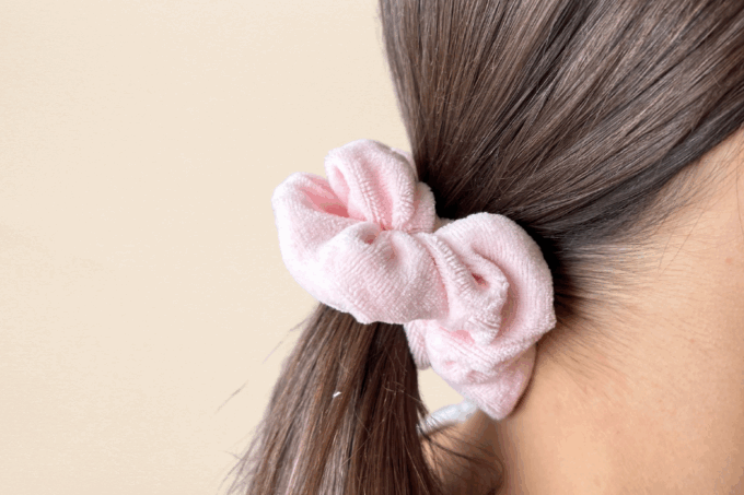 Chouchou velours pyjama rose pâle dans les cheveux