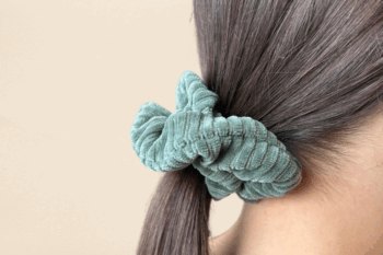 Chouchou velours gris vert dans les cheveux