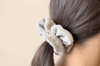 Chouchou velours pyjama noisettes dans les cheveux