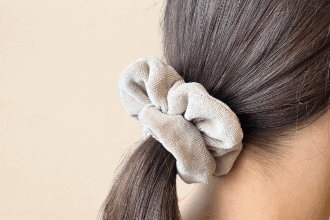 Chouchou velours pyjama noisettes dans les cheveux