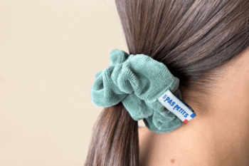 Chouchou velours pyjama gris vert dans les cheveux