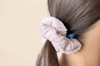 Chouchou velours rose pâle dans les cheveux