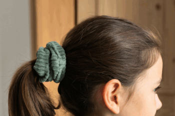 Chouchou velours gris vert dans les cheveux