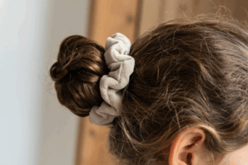 Chouchou velours pyjama noisettes dans les cheveux