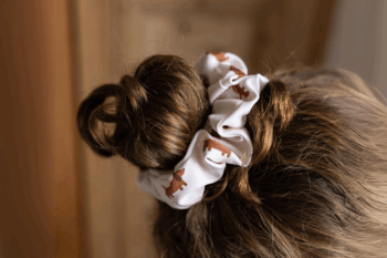 Chouchou dans les cheveux au motif petits teckels