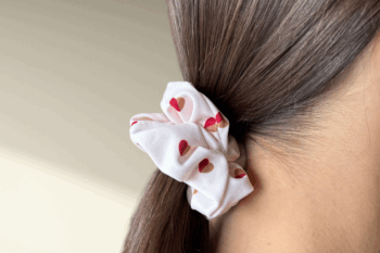 Chouchou dans les cheveux au motif petits cœurs bicolores