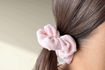 Chouchou velours pyjama rose pâle dans les cheveux