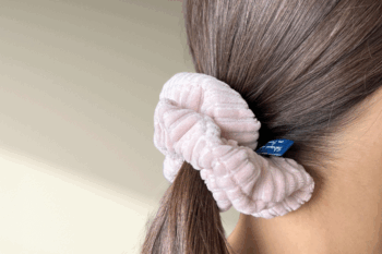 Chouchou velours rose pâle dans les cheveux