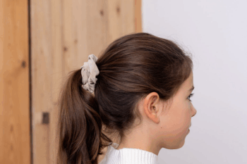 Chouchou Noisettes dans les cheveux