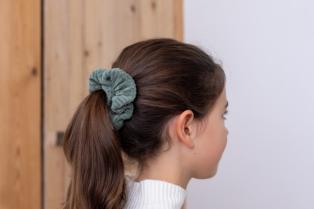 Chouchou velours gris vert dans les cheveux