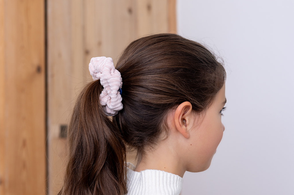Chouchou velours rose pâle dans les cheveux