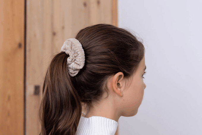 Chouchou velours noisettes dans les cheveux