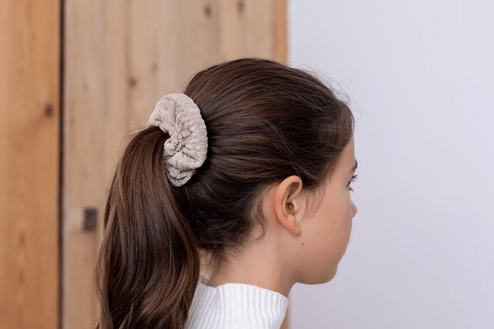 Chouchou velours noisettes dans les cheveux