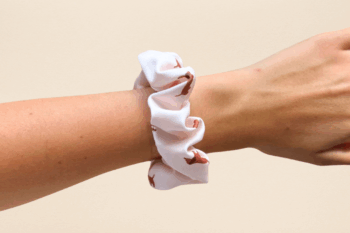 Chouchou au poignet au motif petits teckels