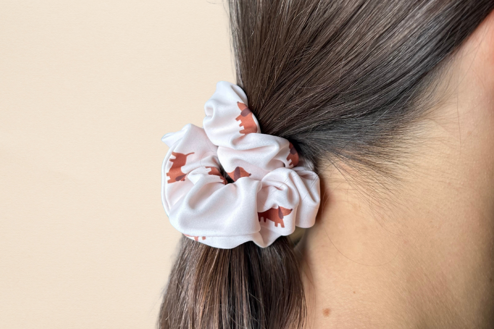 Chouchou dans les cheveux au motif petits teckels
