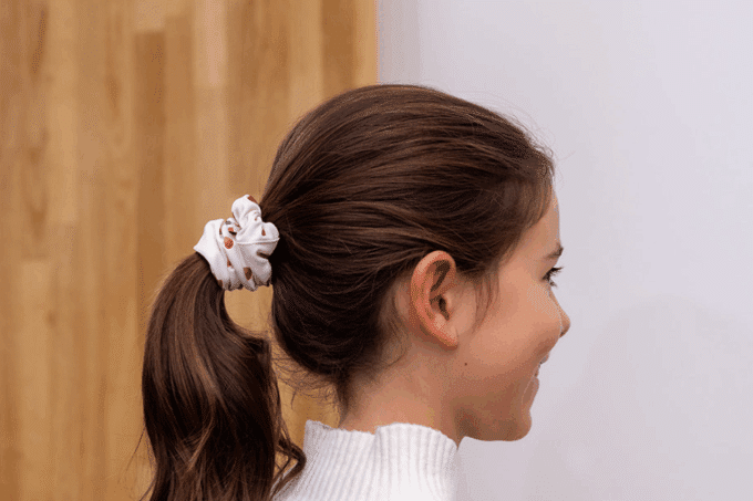 Chouchou dans les cheveux au motif petits cœurs bicolores