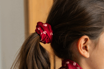 Chouchou dans les cheveux au motif petits coquelicots