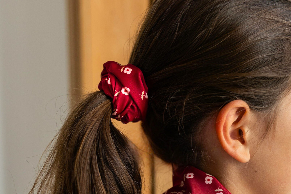 Chouchou dans les cheveux au motif petits coquelicots