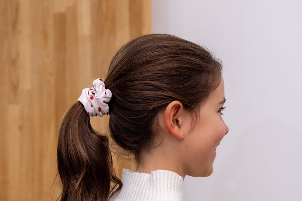Chouchou dans les cheveux au motif petits cœurs bicolores