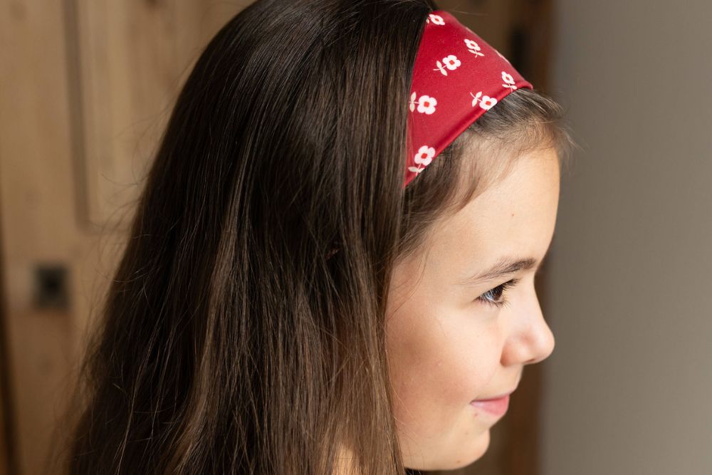 Petite fille portant un bandeau au motif coquelicots