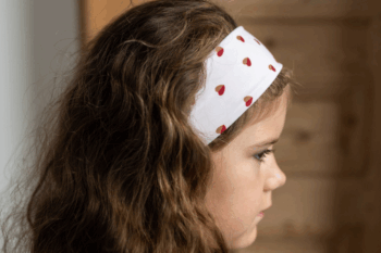 Petite fill portant un bandeau à motif coeur
