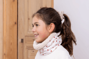 Les Petits Tours de cou Cœurs Bicolores avec doublure, au cou d'une petite fille