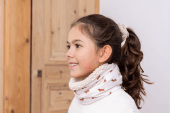 Les Petits Tours de cou Teckels avec doublure, au cou d'une petite fille