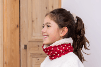 Les Petits Tours de cou Coquelicots avec doublure, au cou d'une petite fille