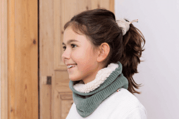 Les Petits Tours de cou Velours Gris vert avec doublure, au cou d'une petite fille