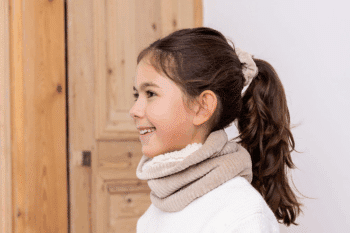 Les Petits Tours de cou Velours Noisettes avec doublure, au cou d'une petite fille