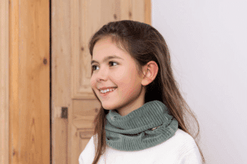 Les Petits Tours de cou Velours Gris vert sans doublure, au cou d'une petite fille