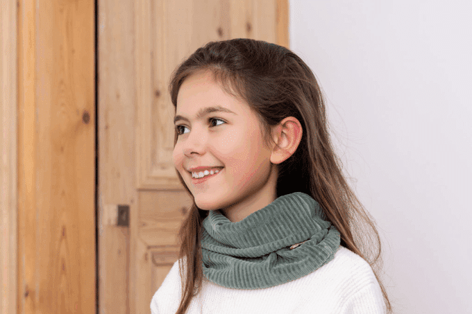 Les Petits Tours de cou Velours Gris vert sans doublure, au cou d'une petite fille