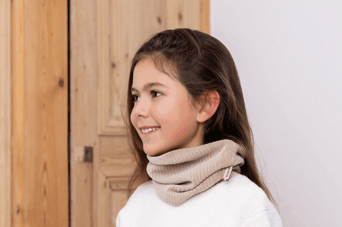 Les Petits Tours de cou Velours Noisettes sans doublure, au cou d'une petite fille
