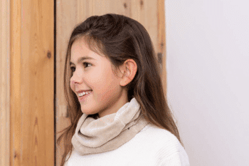 Les Petits Tours de cou Velours Pyjama Noisettes sans doublure, au cou d'une petite fille