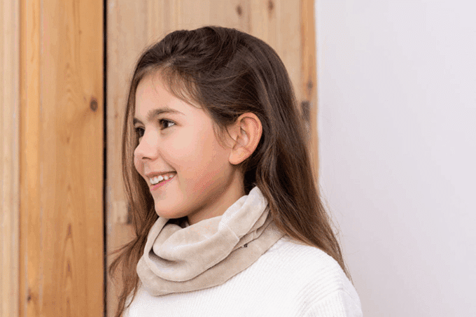 Les Petits Tours de cou Velours Pyjama Noisettes sans doublure, au cou d'une petite fille
