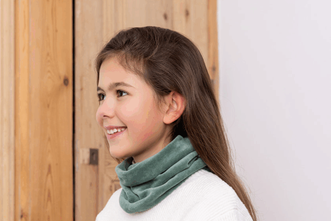 Les Petits Tours de cou Velours Pyjama Gris vert sans doublure, au cou d'une petite fille