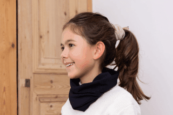 Les Petits Tours de cou Polaires Réglisses au cou d'une petite fille